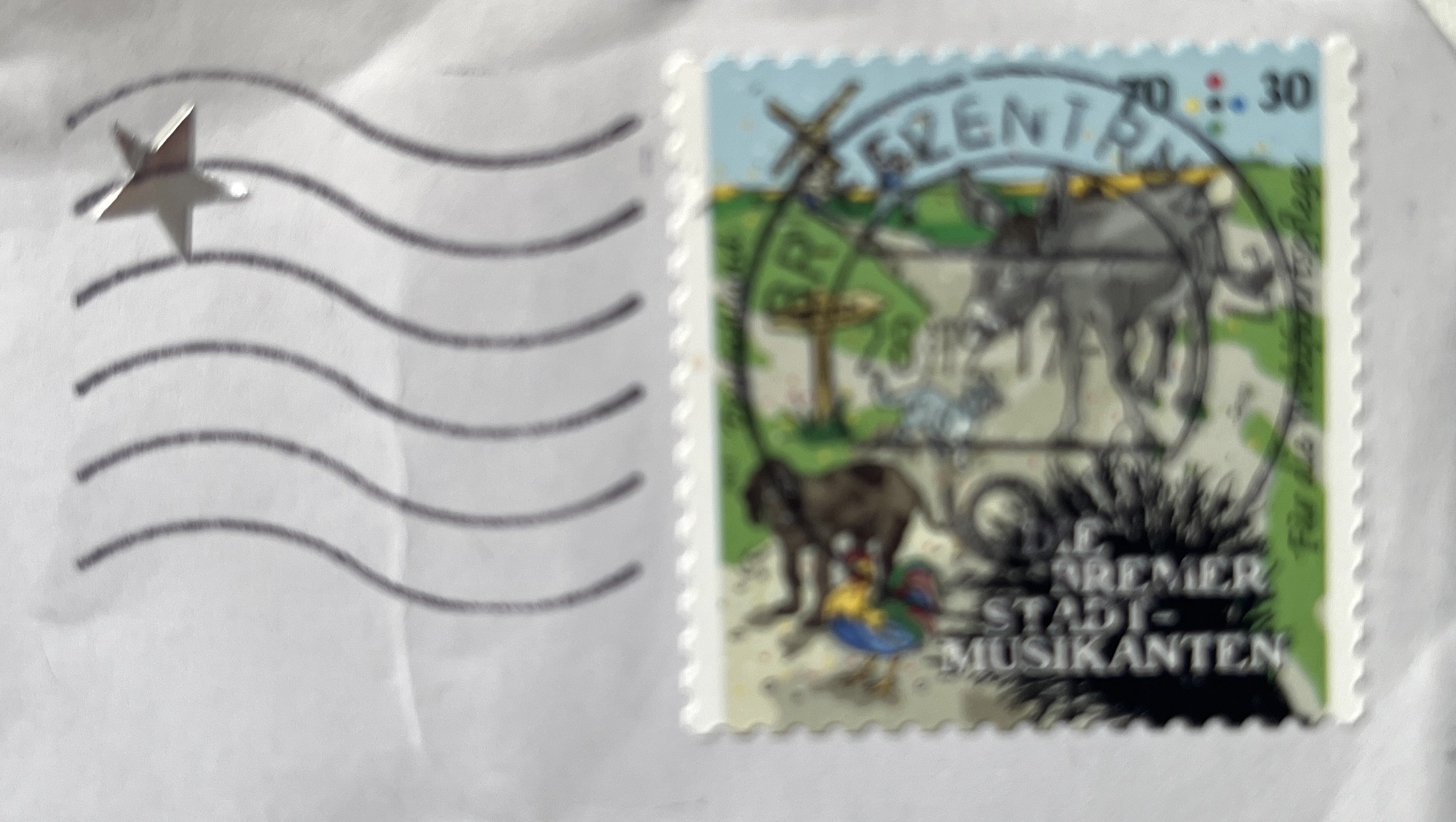Umschlag: Wohlfahrtsmarke „Die Bremer Stadtmusikanten“ mit aufgeklebtem Silberstern, Poststempel vom 28. 12. 2017