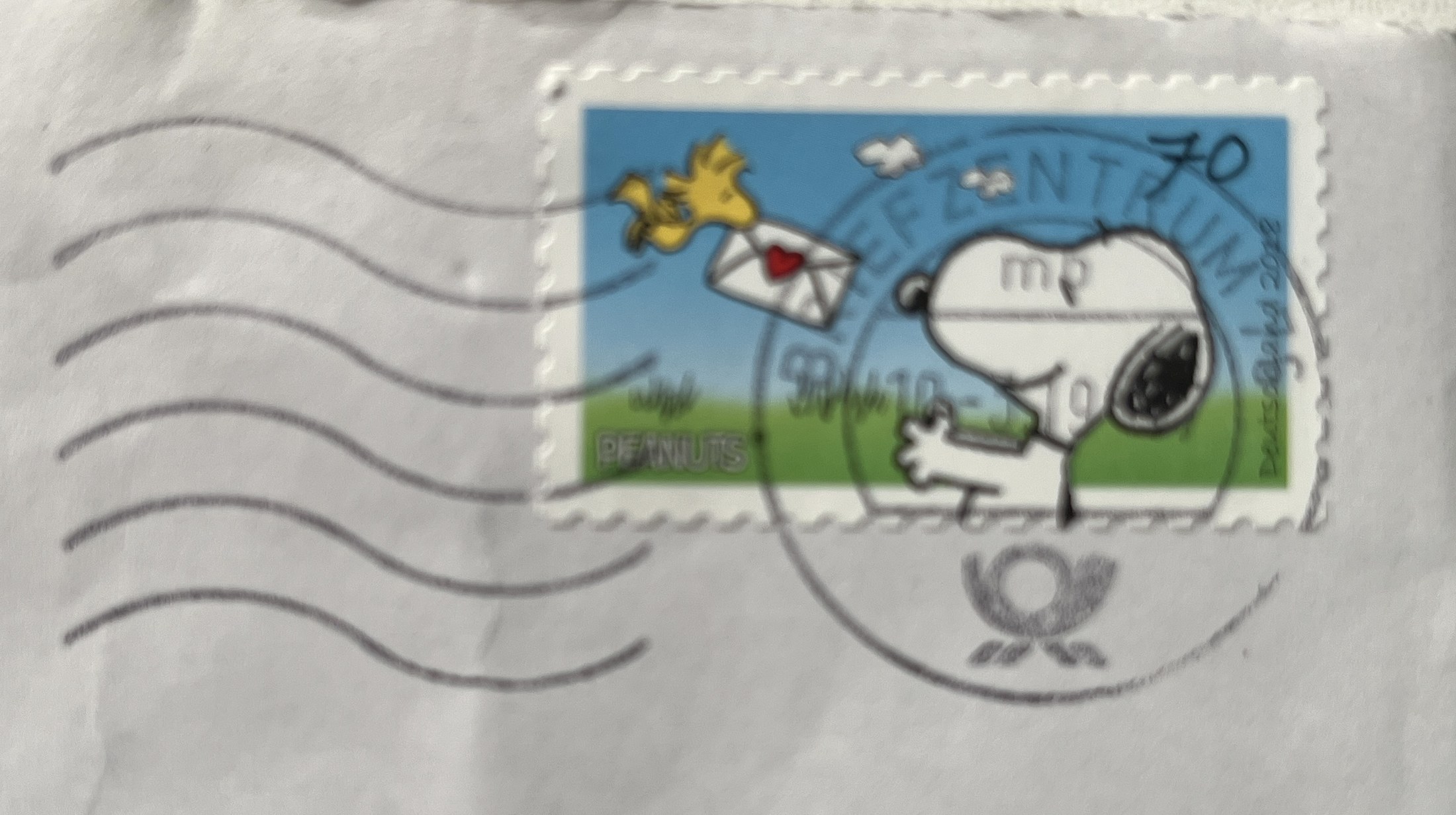 Umschlag: Peanuts-Briefmarke mit Snoopy und Woodstock, Poststempel von 2019