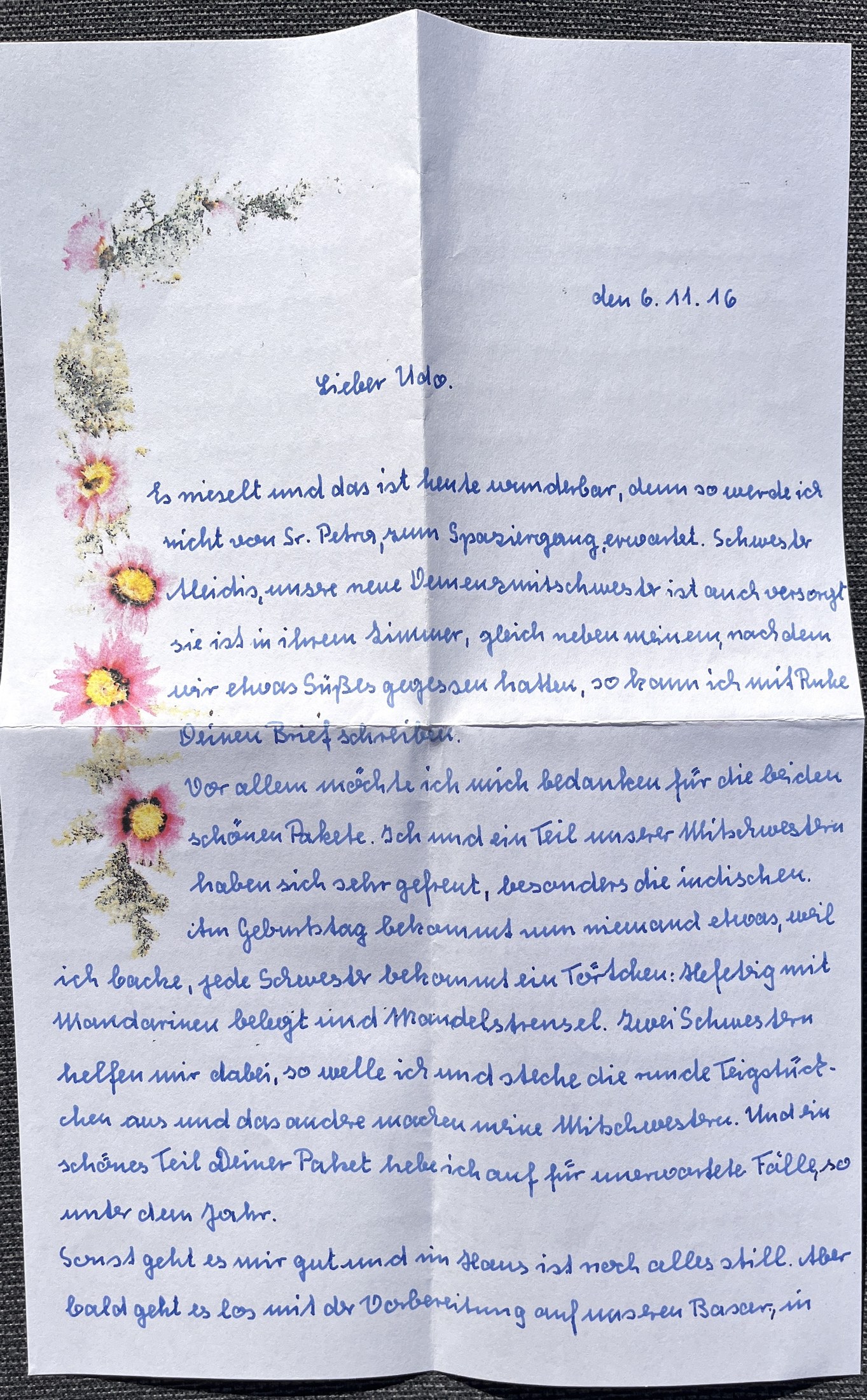 Erste Seite mit gemalter Blumenranke am Rand und der Datumszeile