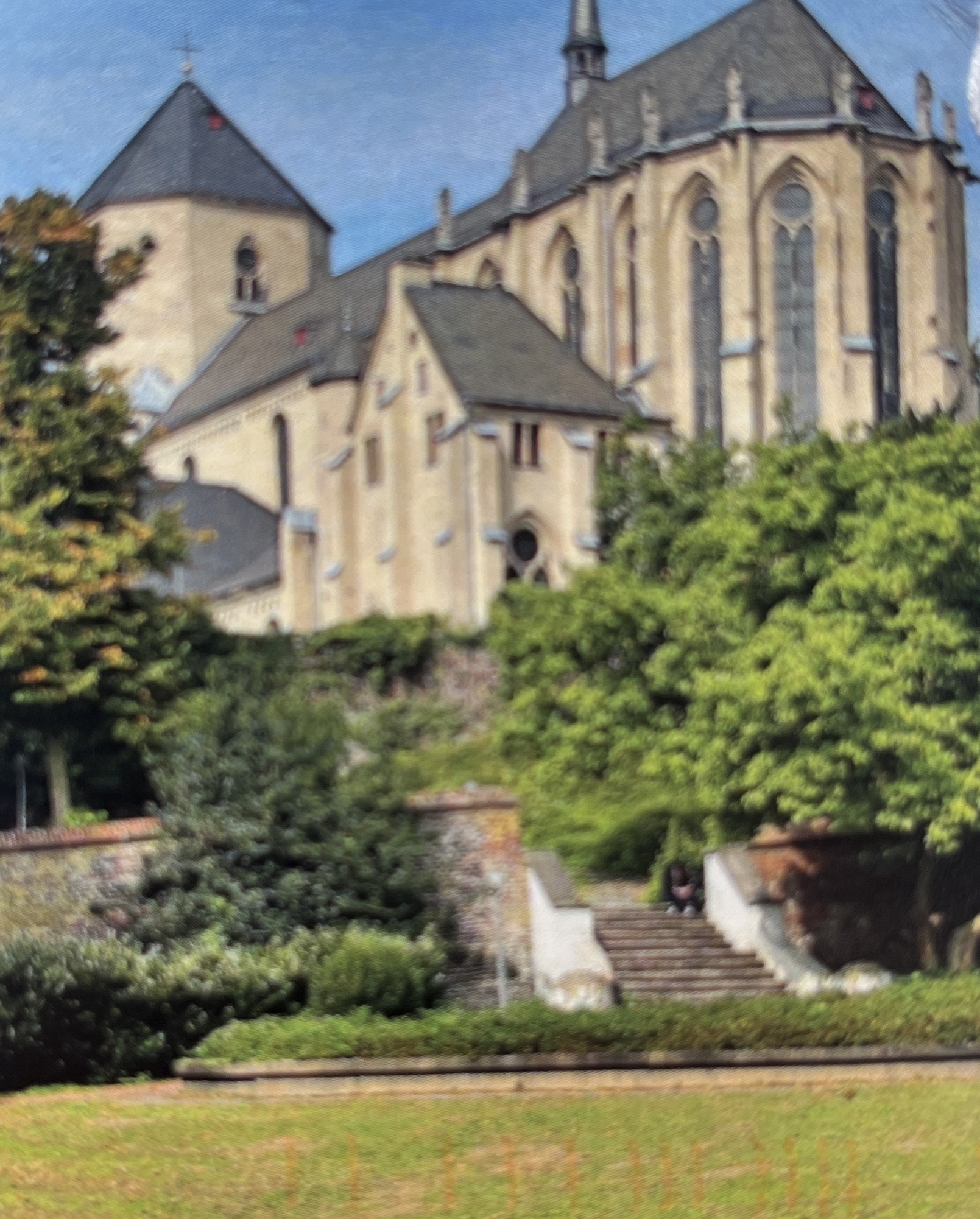 Auf den Umschlag geklebtes Bild einer Kirche