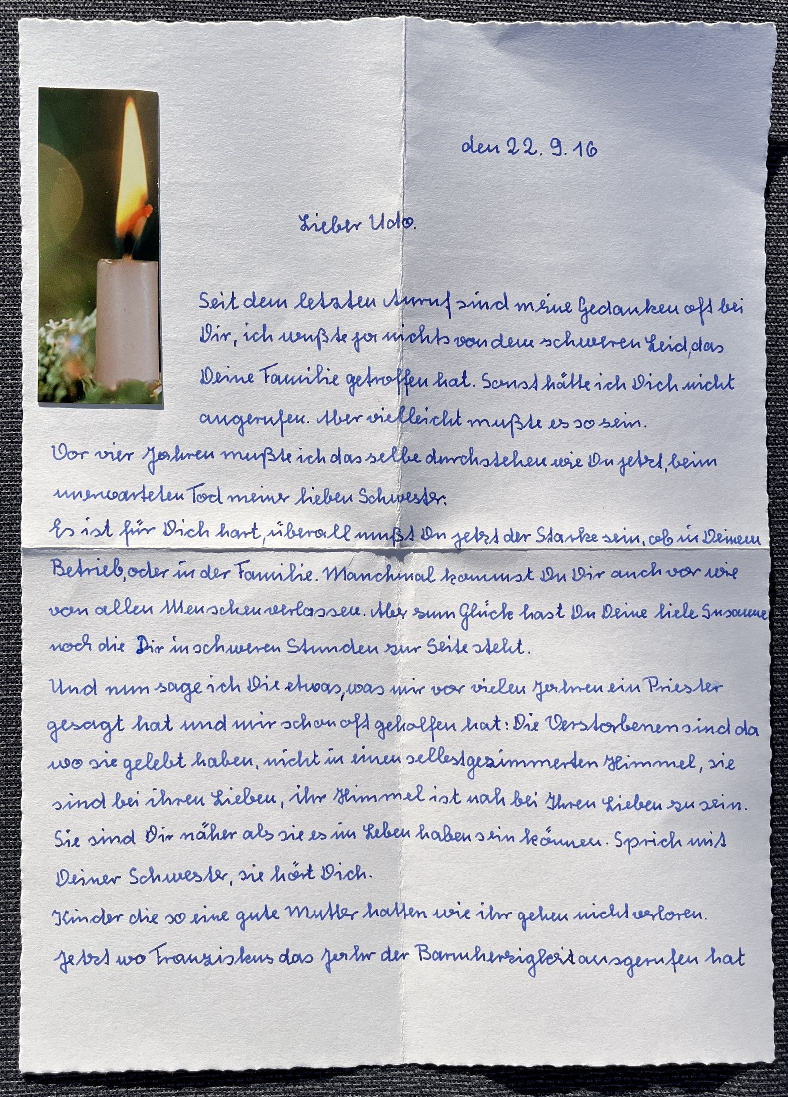 Erste Seite mit aufgeklebtem Kerzenbild, Datumszeile und dem Wort des Priesters