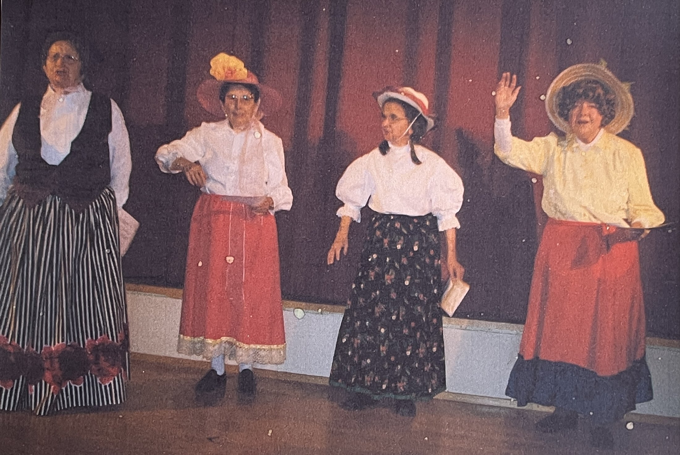 Beigelegte Fotografie: Theaterszene der Schwesternfasnacht
