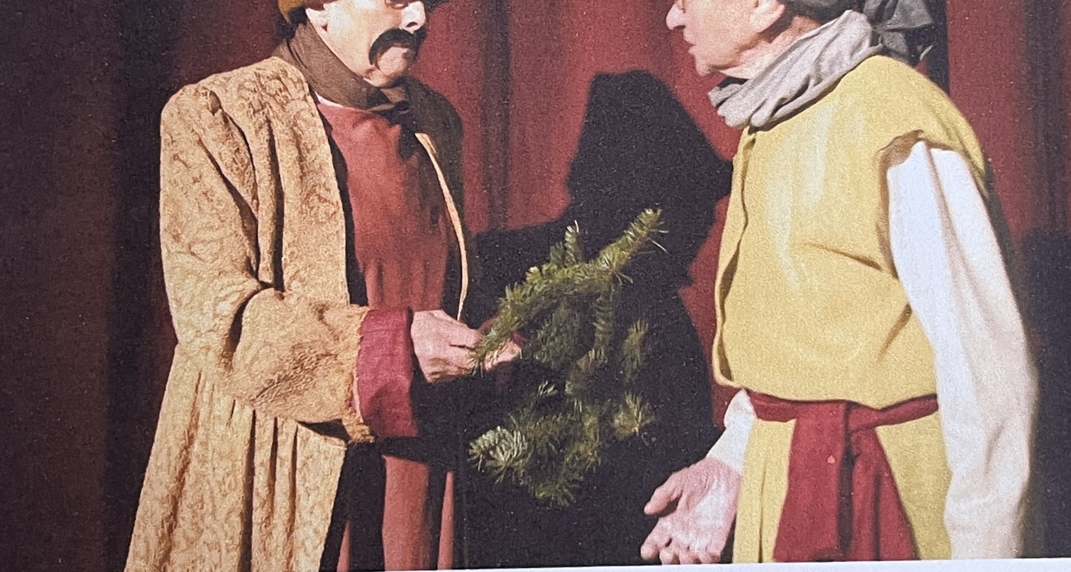 Beigelegte Fotografie: Szene im Hutladen, zweiter Blick