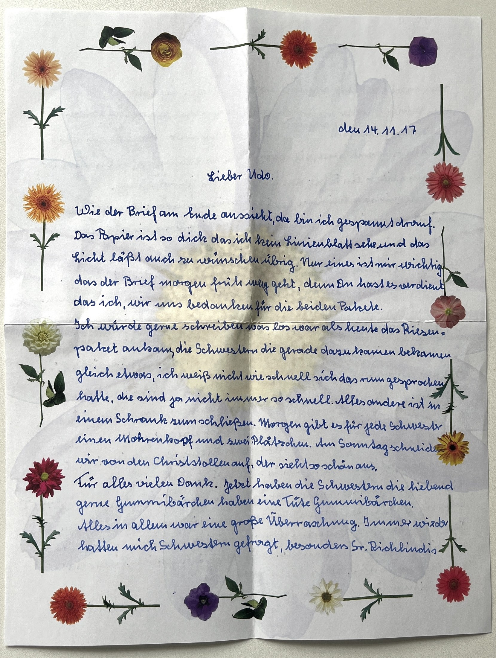 Erste Seite auf Blumenpapier mit Datumszeile und Dank für die beiden Pakete