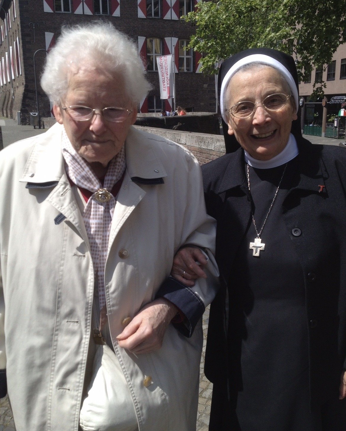 Schwester Monika mit der Mutter von Udo Eßer in Köln